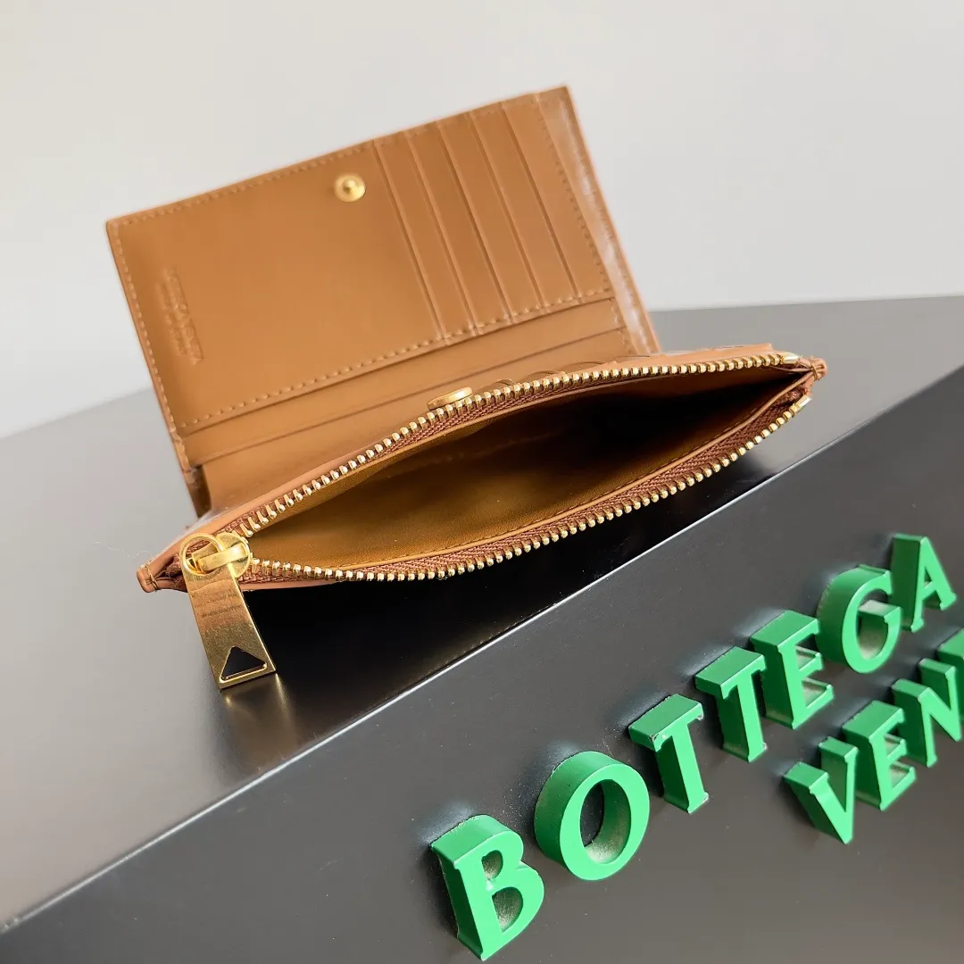 Batch 960 of BOTTEGA VENETA’s new woven small wallets are now shipping! ! ! 🥰🥰Made of carefully selected first-layer sheepskin fabric, this small luxury wallet has an elegant appearance and is also full of practicality. It can store change, driver's license and various cards at the same time. It is so small that it can be put in your pocket and carried with you. It is really convenient [Applause][Applause] Style No.: 667468 Size: 14.5*9.3*2cm